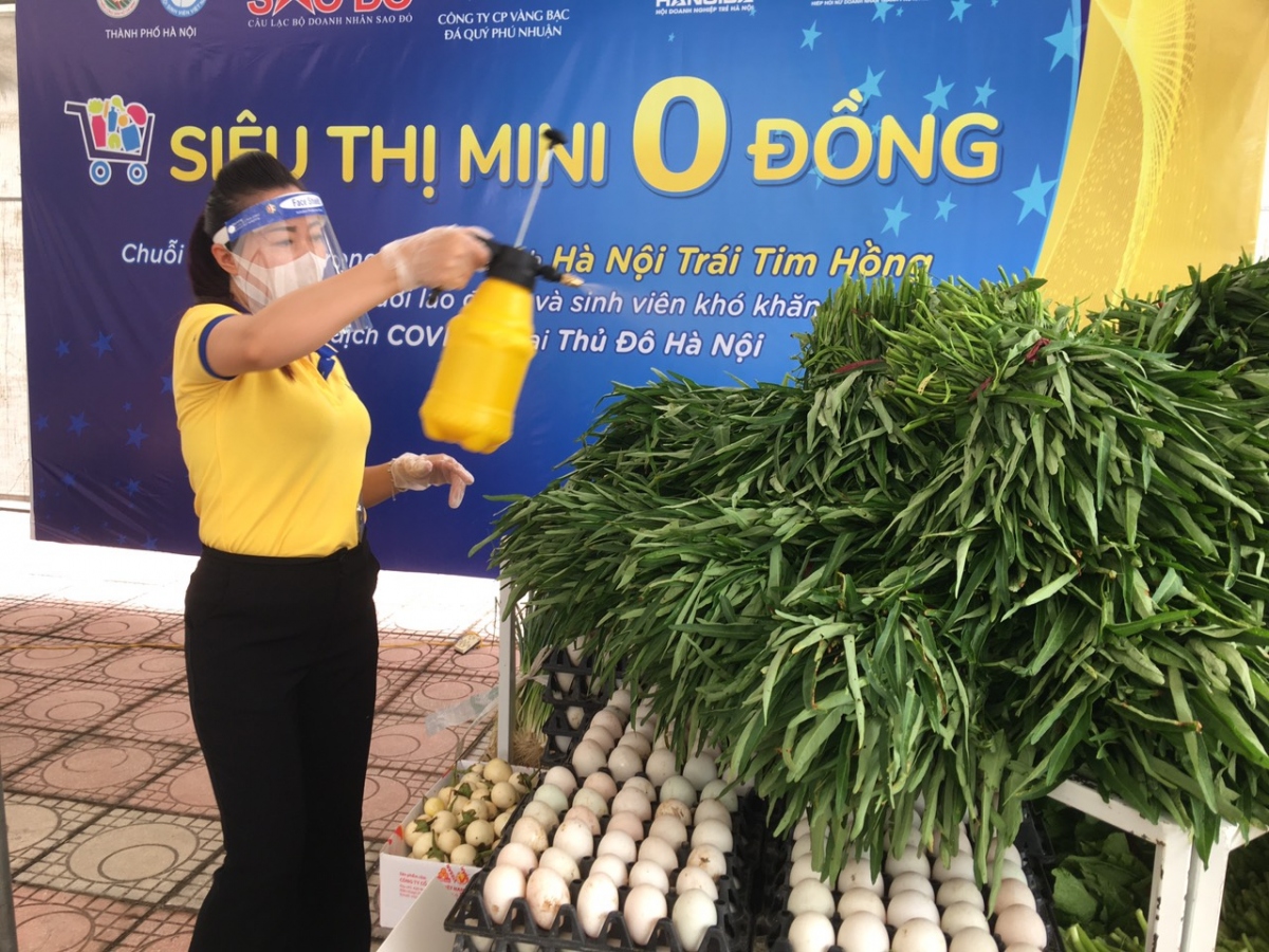 “Siêu thị mini 0 đồng” đầu tiên ở Hà Nội giúp đỡ người dân gặp khó khăn